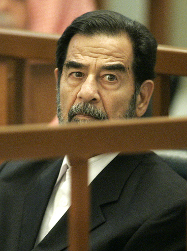 フセイン裁判再開、被告側証人の証言行われる - イラク