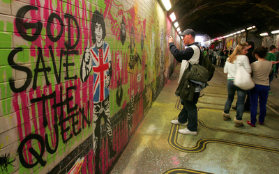 トレーラーの巨大バンクシー作品、8650万円で落札 パリ