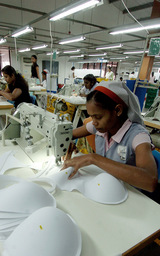 ブラジャーの設計者が活躍、下着生産の中心地目指す - スリランカ