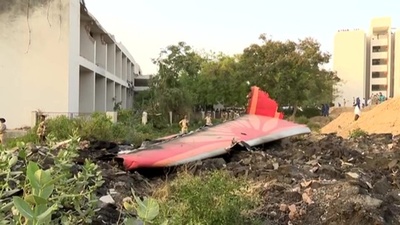 動画:インド旅客機、墜落の瞬間映像 265人死亡・乗客1人が生存