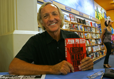 ジョン・ピルジャー氏、新著「Freedom Next Time」のサイン会に登場 - オーストラリア