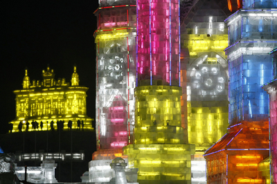 年明け開幕ハルビン氷雪祭、色鮮やかに氷像ライトアップ