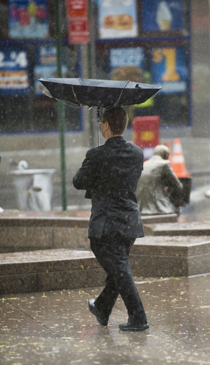 傘だけはゆずれない？NYのビジネスマン