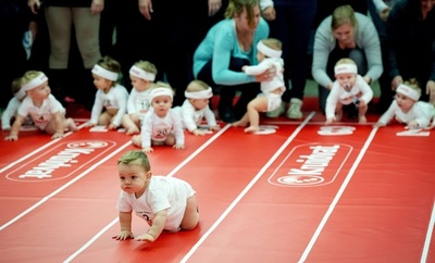 人生初の競争？ オランダで赤ちゃんハイハイレース