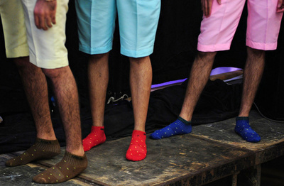 パキスタン・カラチで初のメンズ・ファッションショー、地元デザイナーらが新作発表