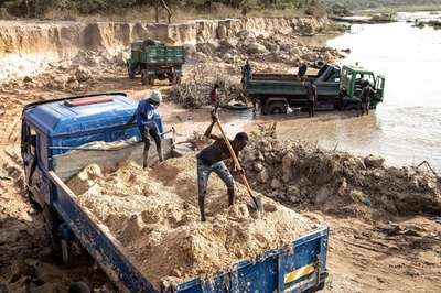 建築用の砂を大量採取、環境破壊の原因に ガンビア