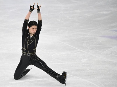 羽生がSP首位発進、鍵山2位 世界フィギュア