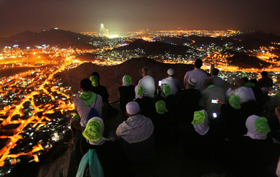 大巡礼「ハッジ」を前に光の山で祈る信者ら、サウジアラビア