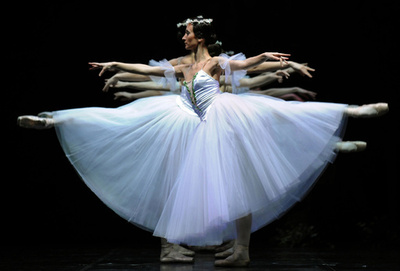 幻想的な「ジゼル」のリハーサル