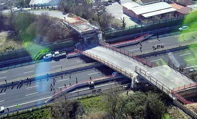 イタリアで架道橋が崩落、車下敷きで夫婦死亡