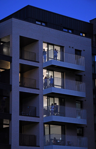 「英雄たちに拍手を」