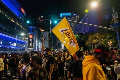 レイカーズ優勝後に一部ファン暴徒化 LAで約80人逮捕