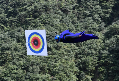 矢のように的を突き抜けろ！ 中国でウイングスーツ世界選手権