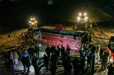 マケドニアでバスが横転、13人死亡