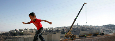 イスラエル、東エルサレムで分離壁建設中 パレスチナ側は反発