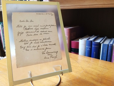 アンネ・フランク直筆の詩、1700万円で落札