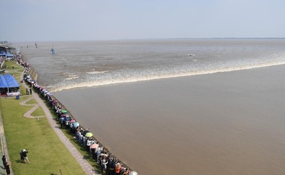 迫力の大逆流！ 中秋の銭塘江「一線潮」 浙江・海寧