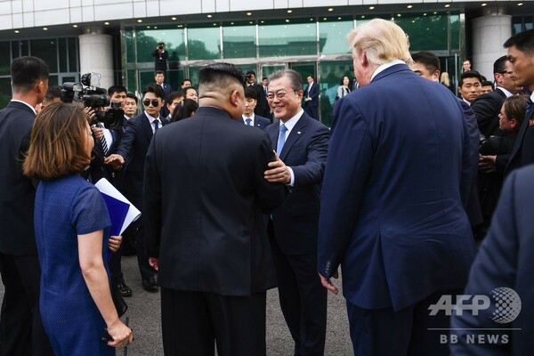 トランプ大統領、金正恩氏と面会 北朝鮮側に足を踏み入れる