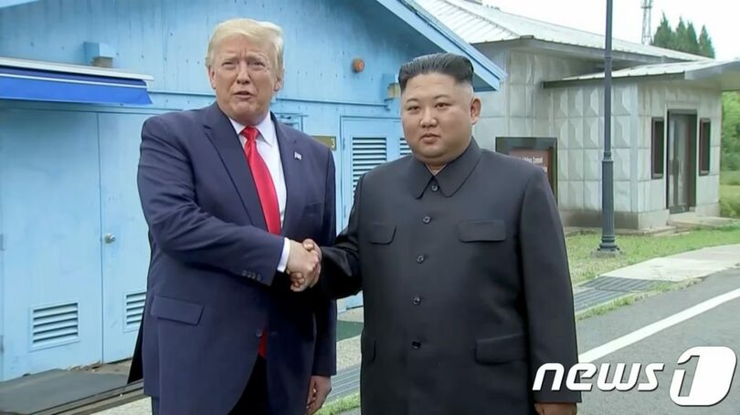 2019年6月30日に板門店の軍事境界線で会い、握手を交わすトランプ米大統領と北朝鮮のキム・ジョンウン（金正恩）朝鮮労働党総書記(c)Reuters/news1