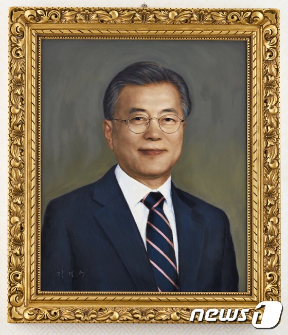 ムン前大統領の公式肖像画 （行政安全省提供）(c)news1