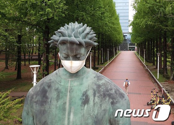 先月29日、慶尚北道の嶺南大慶山キャンパスの造形物にマスクがつけられている(c)news1
