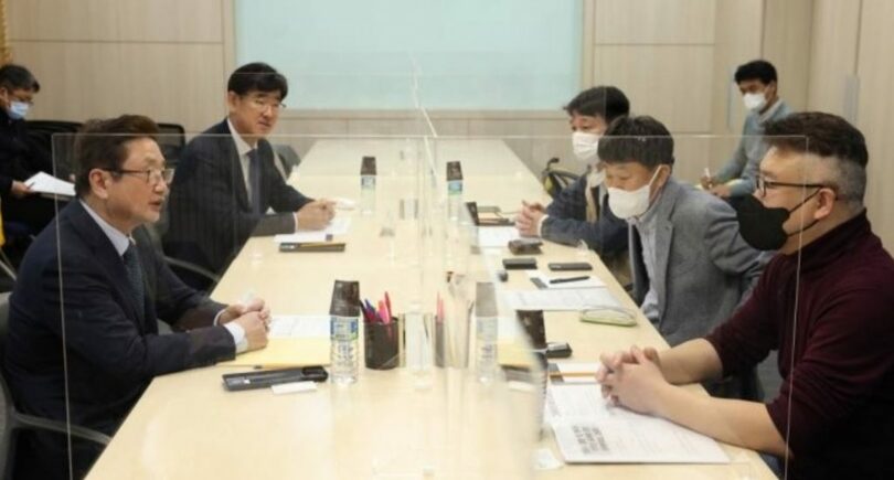 17日、放送制作スタッフ関係者に会い、労働環境改善に対する意見を交わすパク・ボギュン文化体育観光相(写真=文化体育観光省提供)(c)NEWSIS