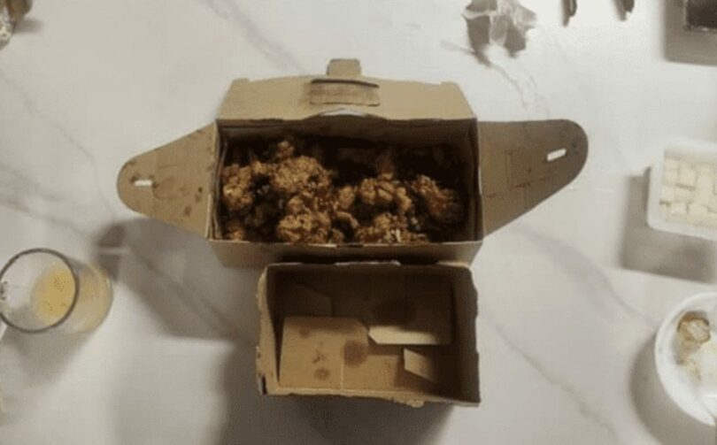 上が「別の店舗のチキンの箱」で、下がこれまで注文していた店舗のチキンの箱＝オンラインコミュニティ(c)KOREA WAVE