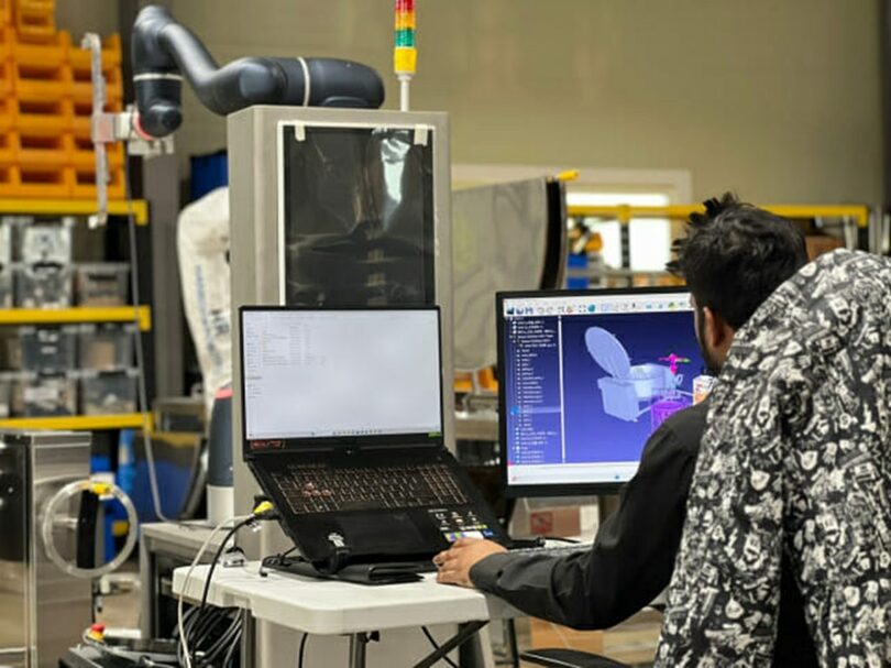 韓国ロボティクスの開発者が本社でロボットを確認している(c)KOREA WAVE