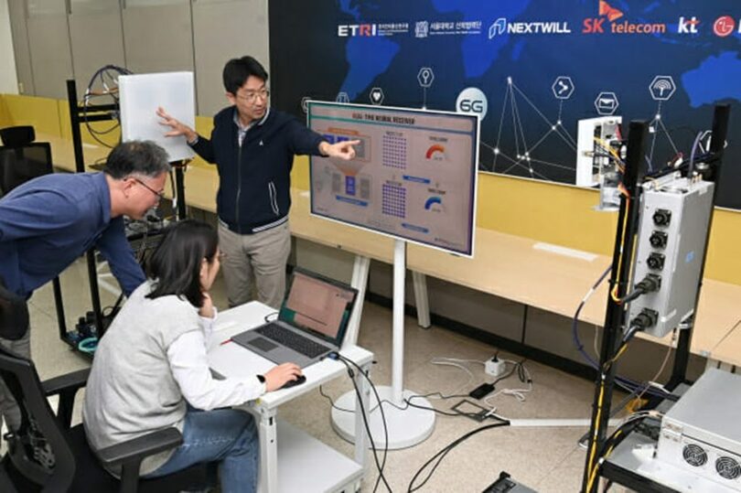 AI-RANの中核要素技術である6Gインテリジェント無線アクセス技術を実演するETRI研究チーム＝ETRI(c)KOREA WAVE