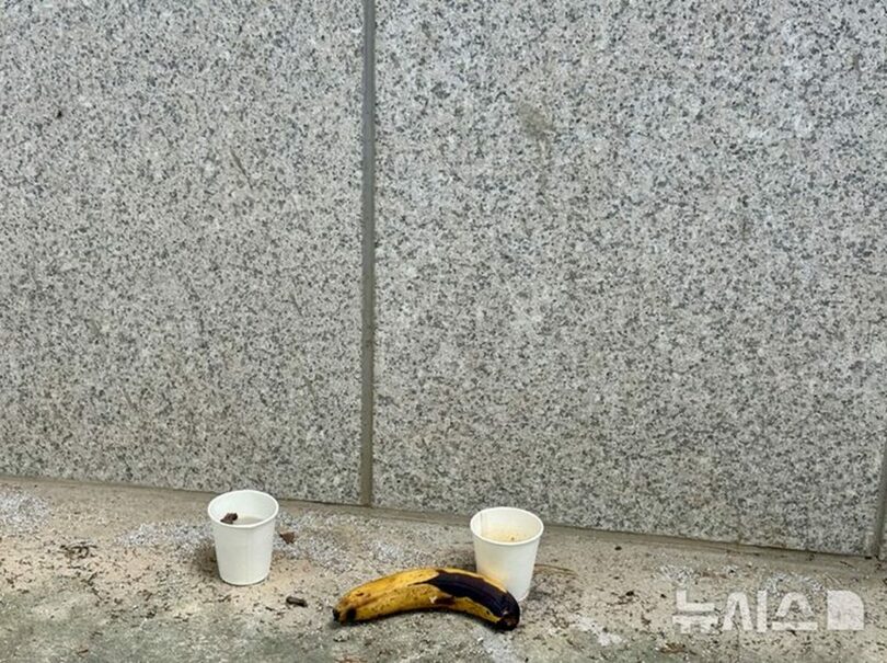 韓国京畿道坡州市の公営葬儀納骨施設に供えられたバナナと水(c)NEWSIS