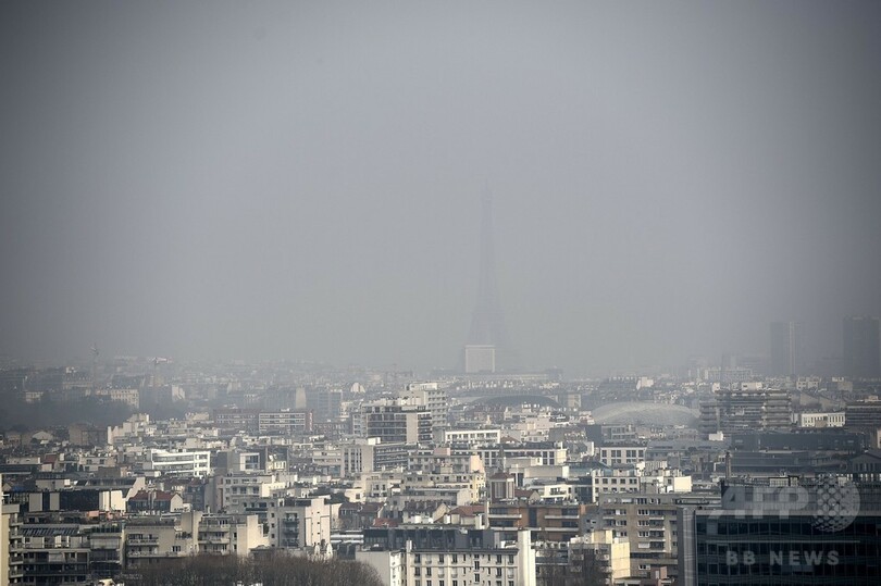 スモッグでかすむエッフェル塔、仏北部で大気汚染レベル上昇