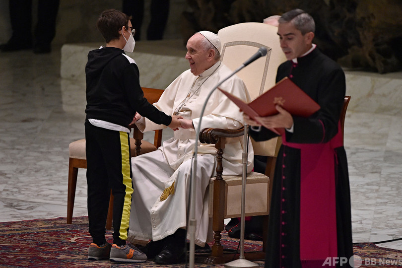  教皇、突然ステージに上がってきた少年に帽子をプレゼント