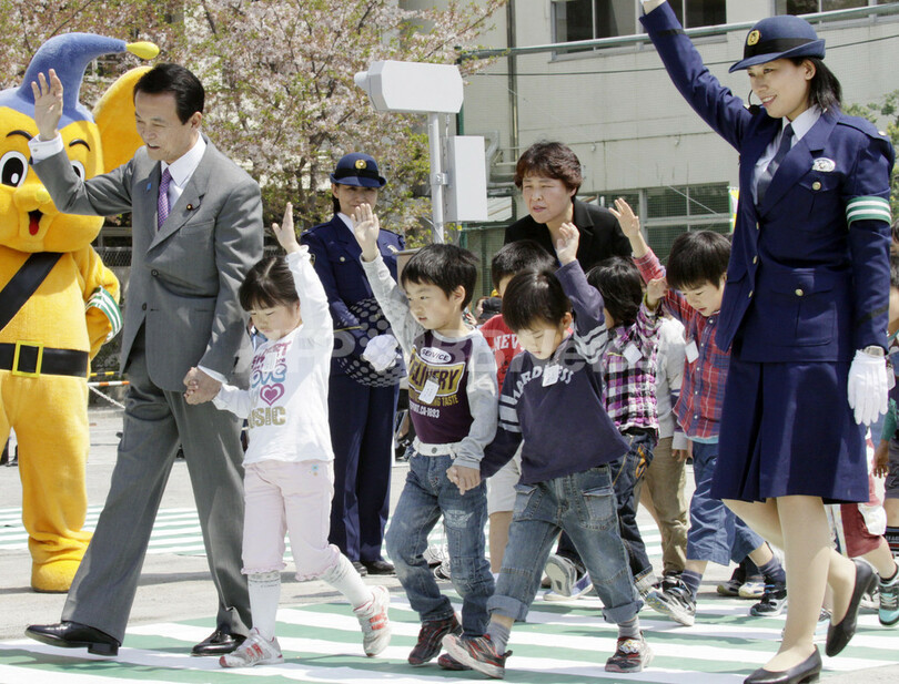 麻生首相、小学生に交通安全を呼びかける