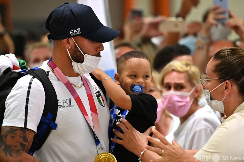 陸上男子100ｍ金ヤコブスが帰国、家族らが熱烈歓迎 イタリア