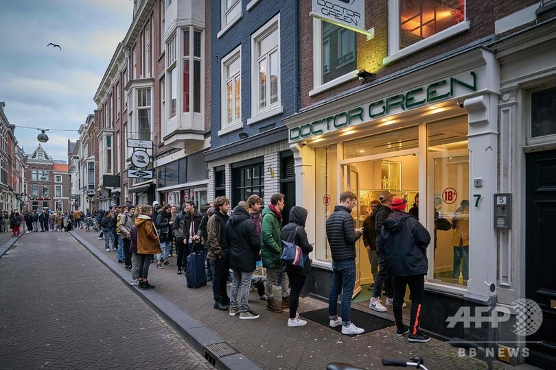 大麻カフェに行列ずらり、新型コロナで店舗閉鎖の発表直後 オランダ