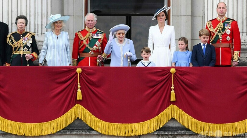 英女王、在位70年記念式典に出席 祝賀に沸く国民