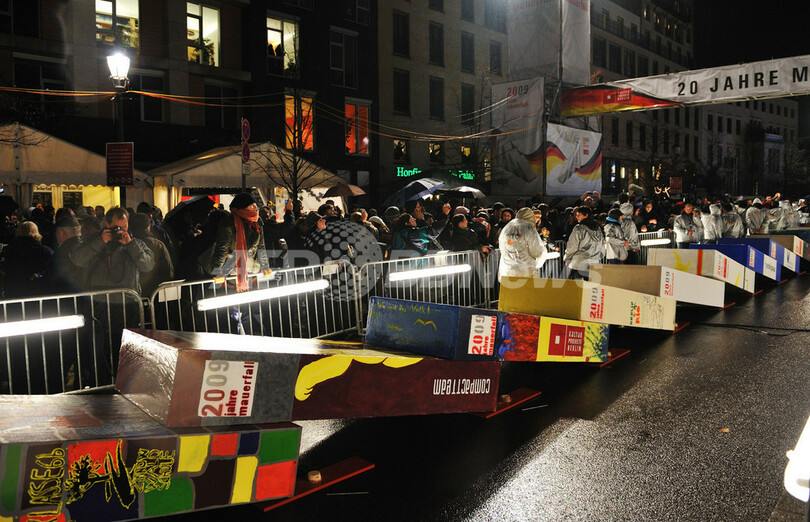 「ベルリンの壁」崩壊20年を祝う巨大ドミノ倒し