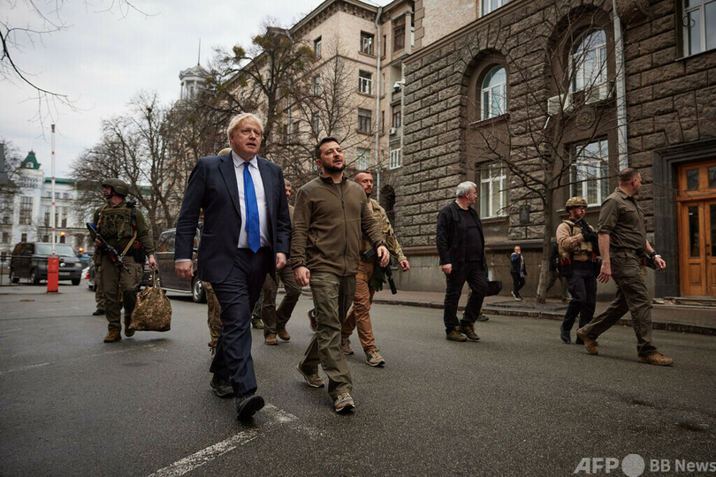 ジョンソン英首相、キーウ中心部視察 ゼレンスキー大統領案内
