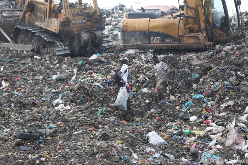 ガボン首都のごみ集積場、売れそうな物を探す子どもたち