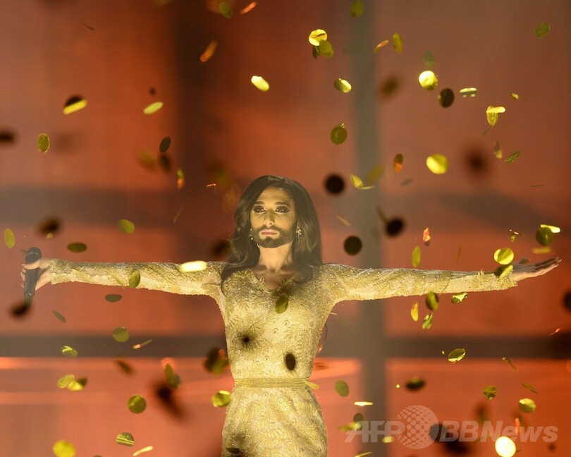 オーストリア代表の「ひげの女装歌手」が優勝、欧州歌謡祭ユーロビジョン