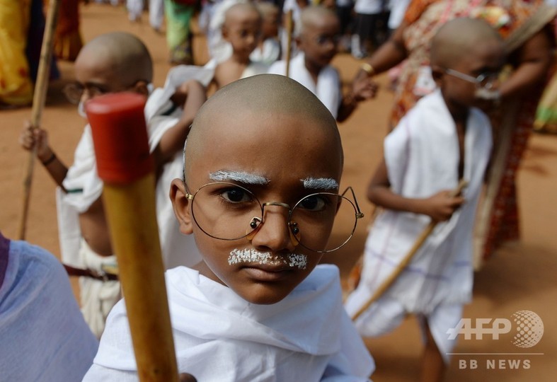 みんなでガンジー 生誕149周年記念で子どもたちもヨガに参加 インド 写真12枚 国際ニュース Afpbb News