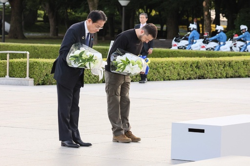 ゼレンスキー大統領、広島平和記念公園で慰霊碑に献花 写真15枚