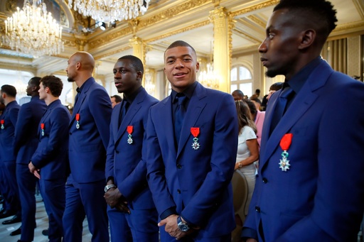 W杯優勝の仏代表に最高勲章レジオン・ドヌール、大統領府で叙勲