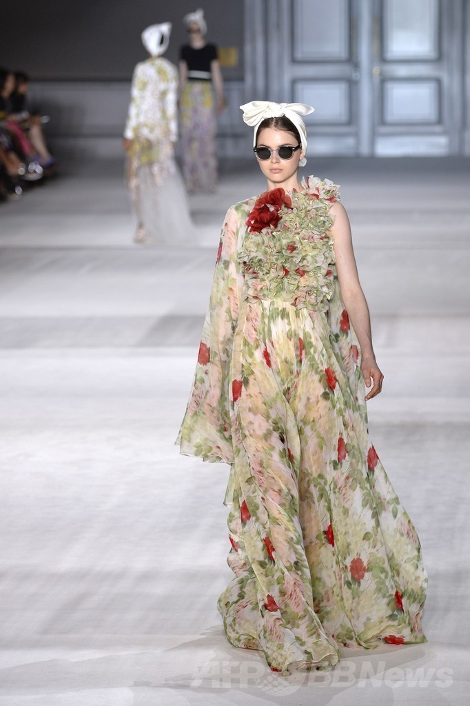 起き抜けのラフなスタイルをモードに昇華、「ジャンバティスタ・ヴァリ」14/15年秋冬オートクチュール