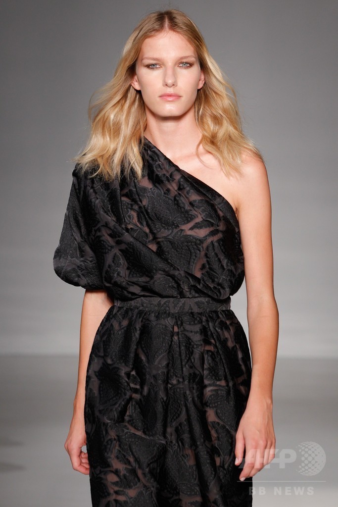 膝下丈のスカートでエレガントに、「ジル・スチュアート」15年春夏