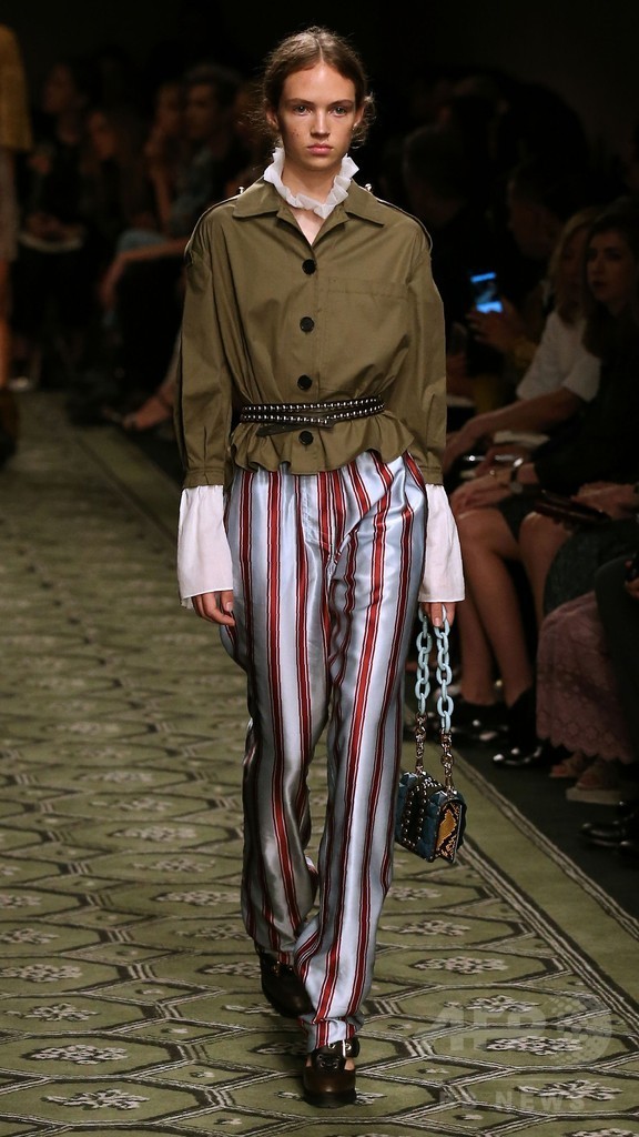 「バーバリー」16年セプテンバー・コレクション