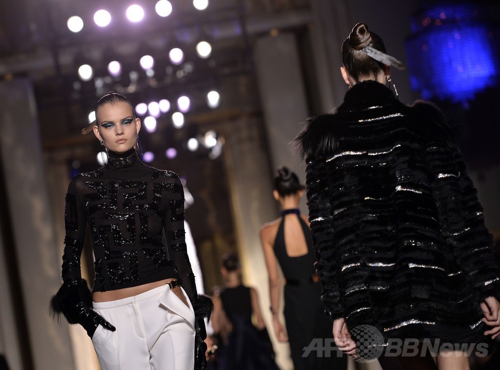 深いスリットとシアーな素材で官能的なスタイルを提案、「アトリエ ヴェルサーチ」14/15年秋冬オートクチュール