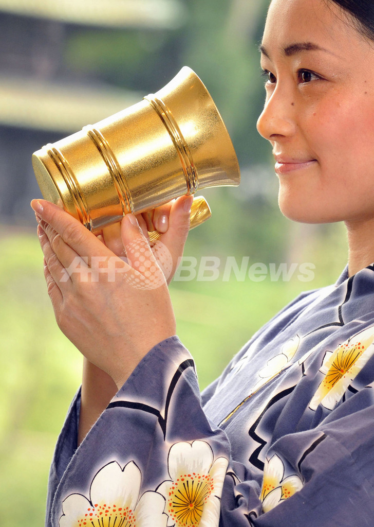 純金製ビールコップで一杯いかが？ 価格は480万円！ 写真8枚