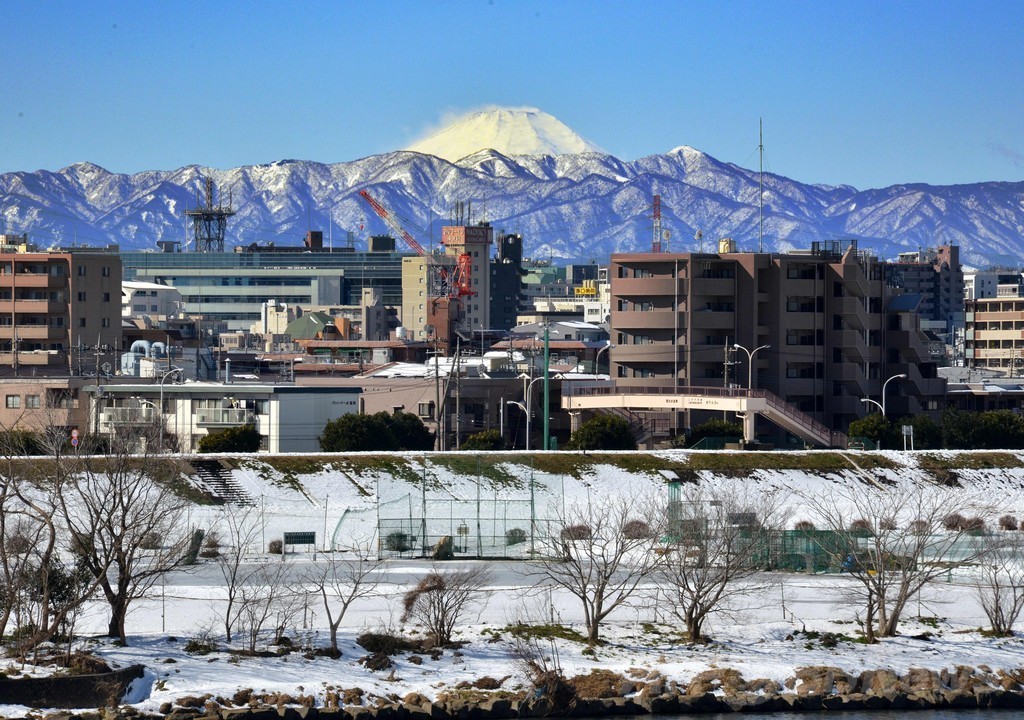 関東甲信地方などで大雪、車の立ち往生相次ぐ