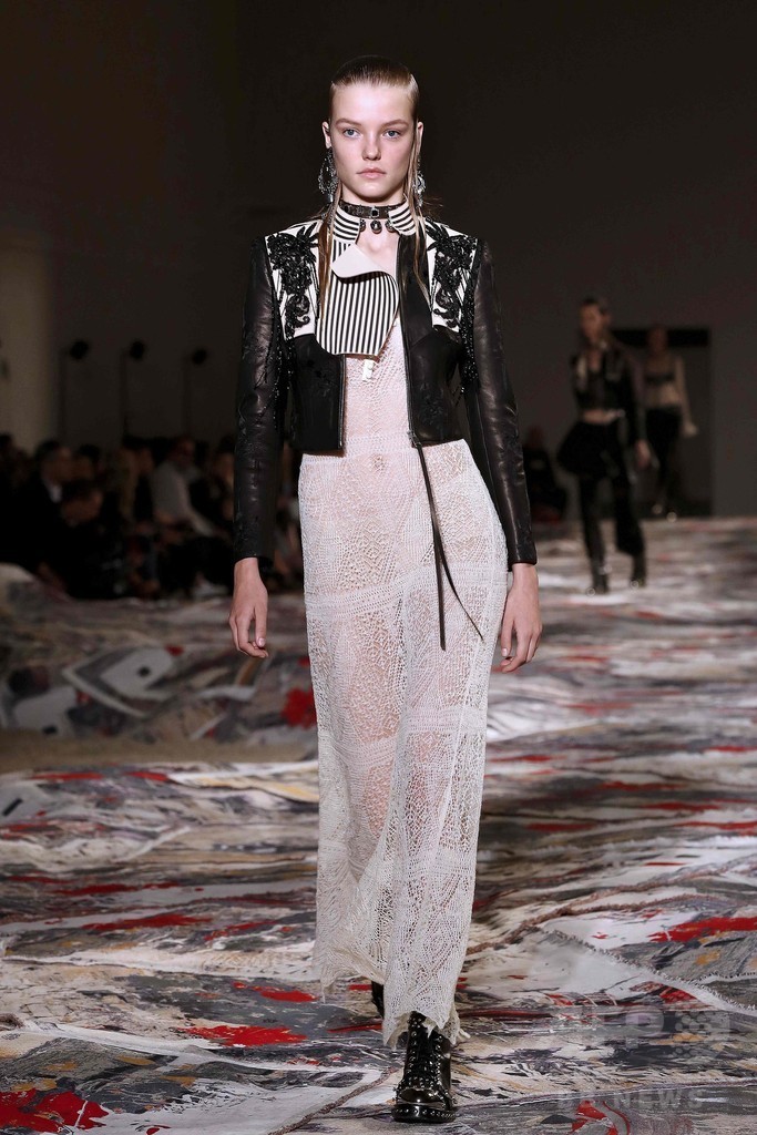 「アレキサンダー・マックイーン」17年春